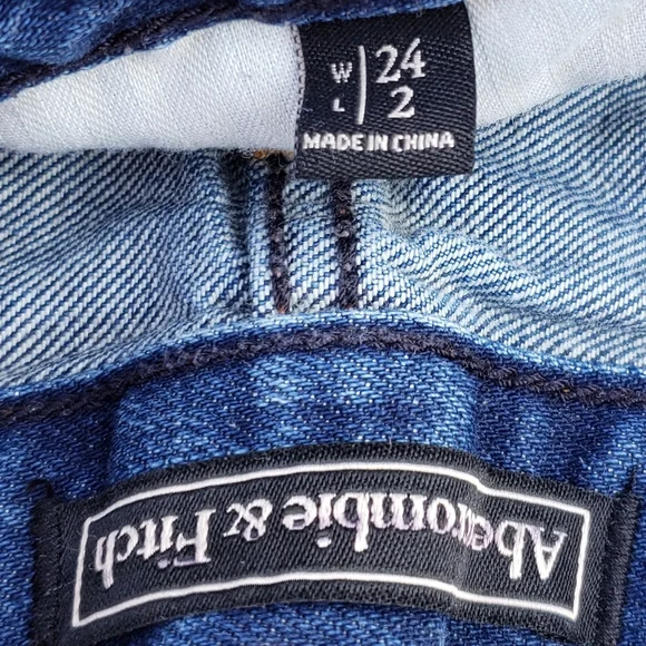 ⭐ ABERCROMBIE & FITCH | Distressed Denim Shorts - Picture 9 of 10